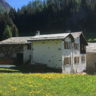 Haus von der Seite mit Wohnteil, Scheune und Liegewiese 