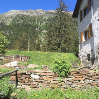 Sitzplatz vor dem Haus mit Grillstelle und Pizzaofen