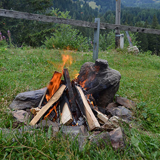 Liegewiese mit Feuerstelle